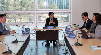 [단독] '코인 대주주 15% 제한' 정면충돌 … TF–금융위 긴급 조율