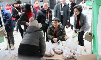 김진태 도지사, 설맞이 전통시장 장보기 나서
