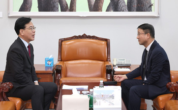 국힘 머뭇거리는 동안 민주 '우클릭' 가속 … 대형마트 규제·상속세 개편마저 뺏겼다