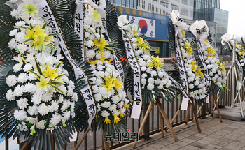 용산 이어 과천 한복판에도 근조화환 … 들불처럼 번지는 공급대책 항의 시위 