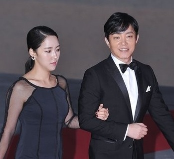 이범수·이윤진 부부, 16년 만에 합의 이혼 … "서로를 존중, 응원할 것"