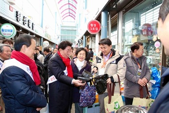 강원특별자치도·횡성군, 설 앞두고 전통시장 장보기·한파쉼터 민생 현장 점검 나서