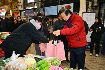 속초시, 설맞이 장보기 행사로 전통시장 활성화 나서