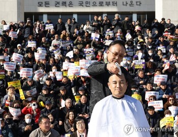 김진태, 국회서 '삭발 시위' … 강원특별법 3차 개정 촉구
