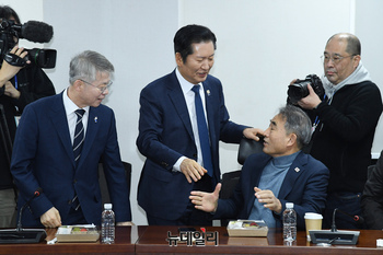 [포토] 재선의원 간담회 참석한 정쳥래 대표