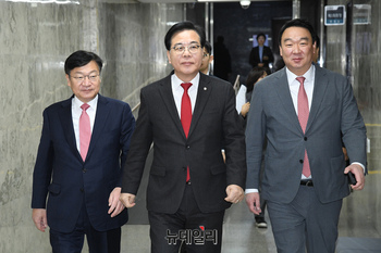 [포토] 회의 참석하는 송언석 국민의힘 원내대표