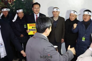 [포토] 윤건영 의원과 대화 나누는 김진태 강원지사