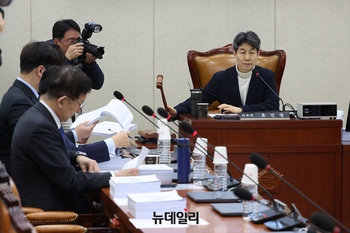 [포토] 의사진행 하는 윤건영 행안위 법안심사 소위원장