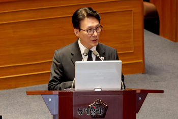 [포토] 답변하는 김민석 국무총리