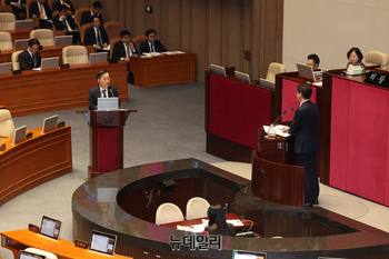 [포토] 의원들의 질문에 답하는 김윤덕 국토교통부 장관