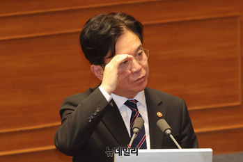 [포토] 대정부질문서 답변하는 김영환 고용노동부 장관