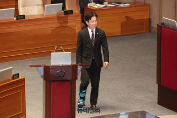 [포토] 깁스하고 단상 향하는 김영환 고용노동부 장관