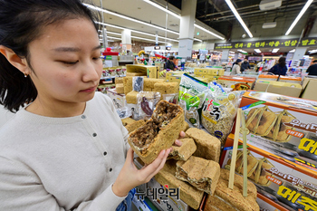 [포토] 농협유통 하나로마트 "믿을 수 있는 '국내산 메주' 맛보세요"