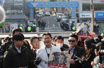 [영상] '이재명 명예훼손 혐의' 전한길 전 강사 경찰출석