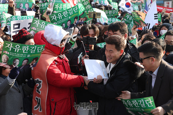 [포토] 경찰출석 직전 기자회견 입장하는 전한길