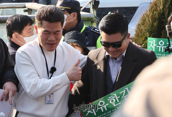 [포토] 전한길 맞이하는 김현태 전 707단장