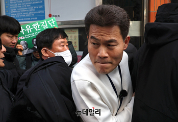 [포토] 경찰 출석하는 전한길 