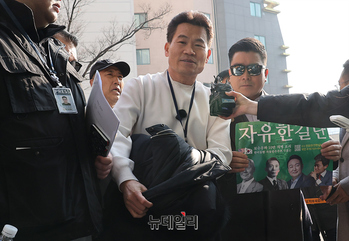 [영상] '이재명 명예훼손' 경찰출석한 전한길 "비판은 권리, 명예훼손은 무죄"