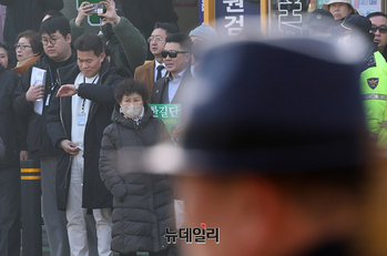 [포토] 경찰출석 직전 기자회견 입장하는 전한길