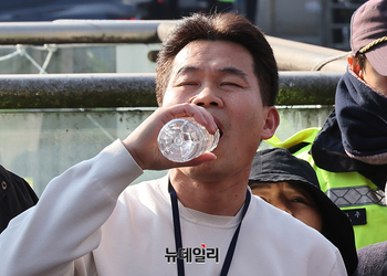 [포토] 경찰 출석하며 기자회견하는 전한길