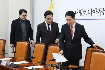 [포토] 최고위 참석하는 장동혁 국민의힘 대표