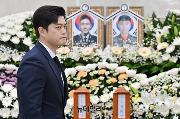 [포토] 육군항공기사고 영결식, 헌화하는 김용태 국민의힘 의원