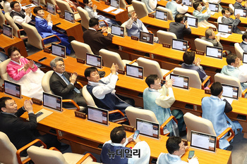 [포토] 설맞이 한복 입고 본회의 참석한 의원들