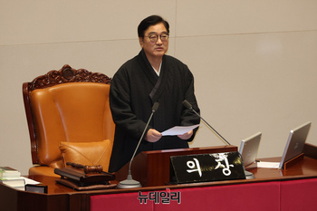 [포토] 한복 입고 회의주재 하는 우원식 국회의장