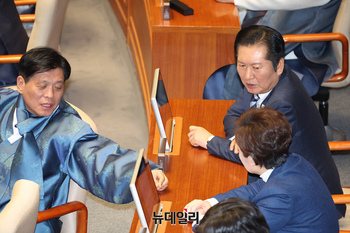 [포토] 대화 나누는 정청래 민주당 대표와 이언주 최고위원