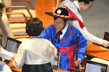 [포토] 포도대장 복장으로 본회의 참석한 윤종오