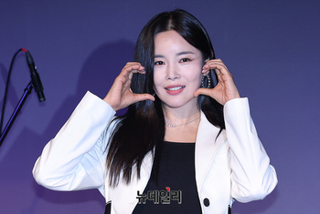 [포토] 조정민, 피아노 전공 살려 아묻따밴드 키보드