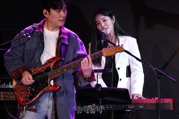 [포토] 키보드 연주하는 조정민