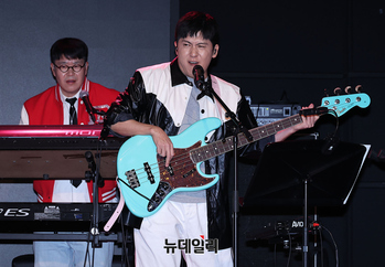 [포토] 베이스 연주하는 아묻따밴드 리더 홍경민 