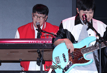 [포토] 연주하며 노래하는 작곡가 조영수