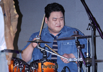 [포토] 드럼연주하는 개그맨 김준현 