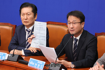 [포토] 여야 합의서 들어 보이는 한병도 민주당 원내대표
