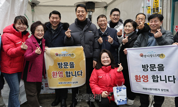 [포토] 상인들과 기념촬영하는 오세훈 서울시장