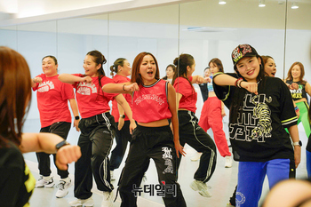 [포토] '엔믹스'와 함께 줌바 댄스를