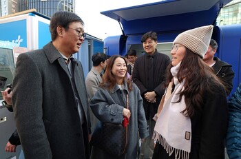 최휘영 문체부 장관, 명동서 中 관광객 환대 "韓 여행경험 공유"