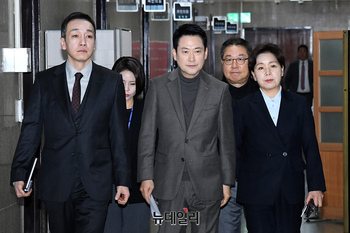 [포토] 회의실 향하는 국민의힘 지도부