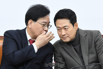 [포토] 대화 나누는 장동혁 대표와 송언석 원내대표