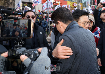 [포토] 무죄촉구 집회서 만난 황교안-전한길