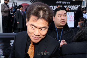 [포토] 尹 1심선고 앞두고 법원인근 집회 참석한 전한길