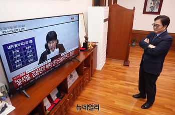 [포토] TV 앞에 선 우원식 국회의장