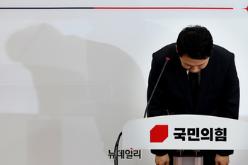 [포토] 고개숙여 인사하는 장동혁 국민의힘 대표