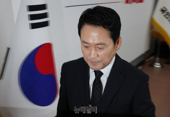 [포토] 회견장 떠나는 장동혁 국민의힘 대표