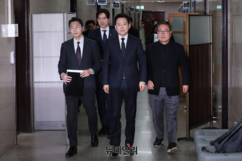 [포토] 회견장 입장하는 장동혁 국민의힘 대표