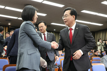 [포토] 대화 나누는 송언석 원내대표와 배현진 의원