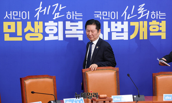 [포토] 최고위 참석하는 정청래 더불어민주당 대표