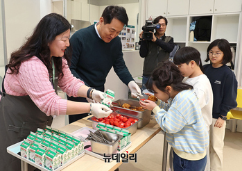 [포토] 키움센터 아이들에 간식 나누는 오세훈 서울시장